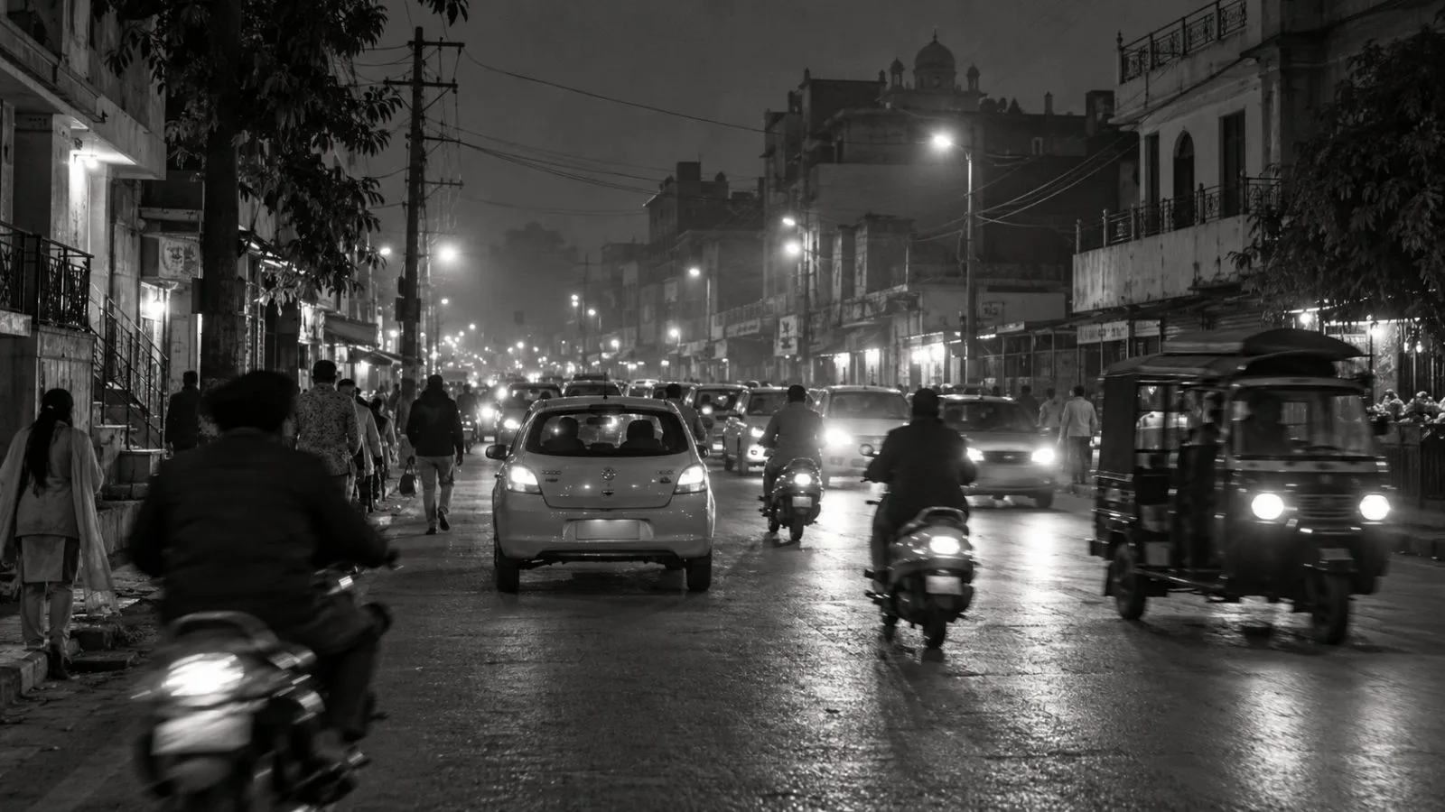 Traffic moves through evening haze on a street in Hoshiarpur, Punjab (AI-generated image / EconoTimes)