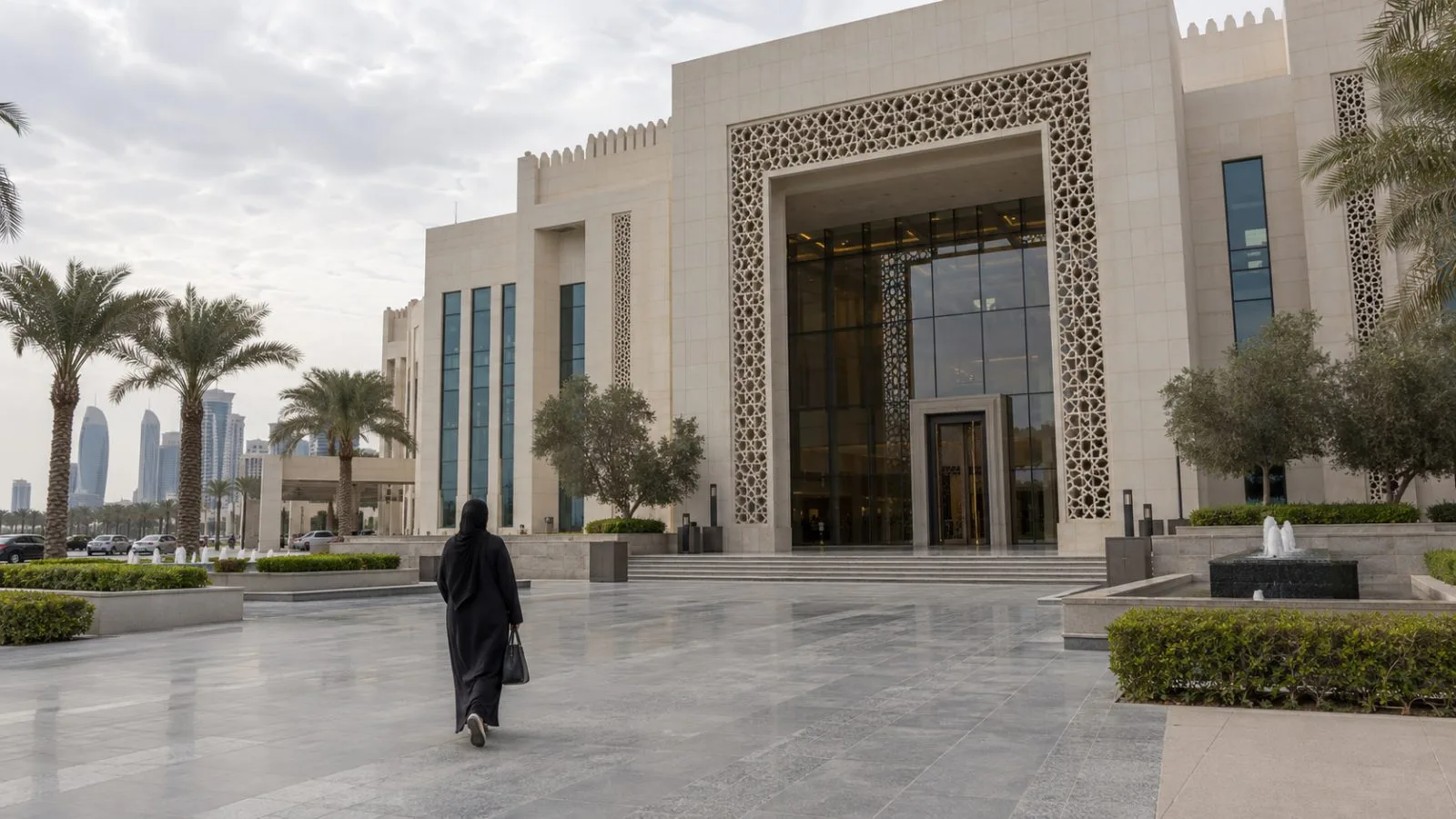 Journalists attend a Foreign Ministry briefing in Doha, Qatar. / EconoTimes.ai