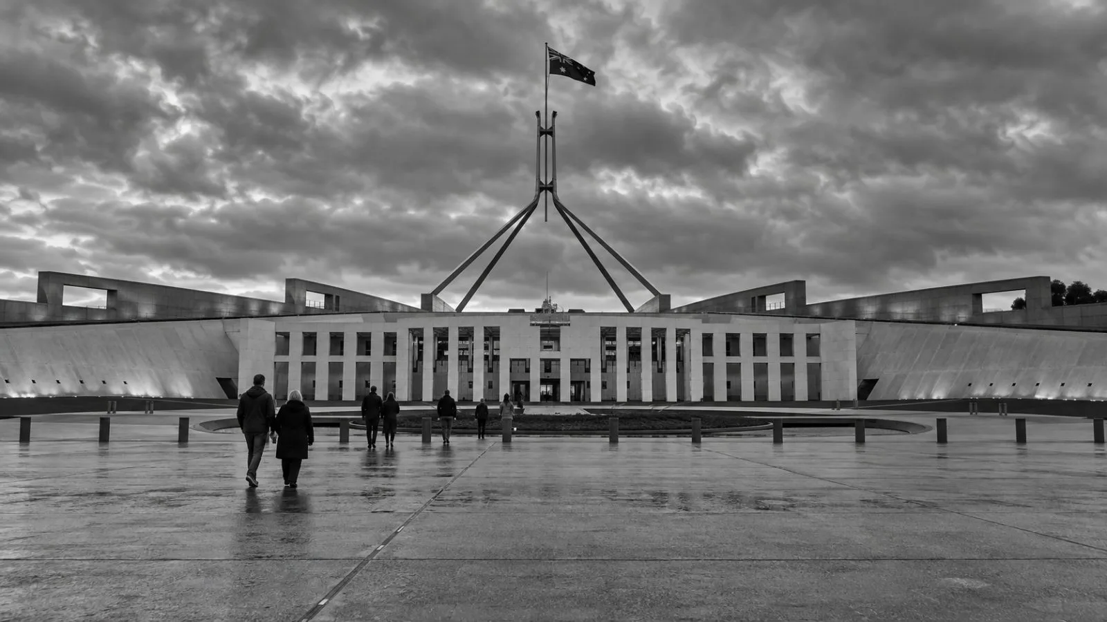 Visitors cross the forecourt outside Parliament House in Canberra. (AI-generated image / EconoTimes)