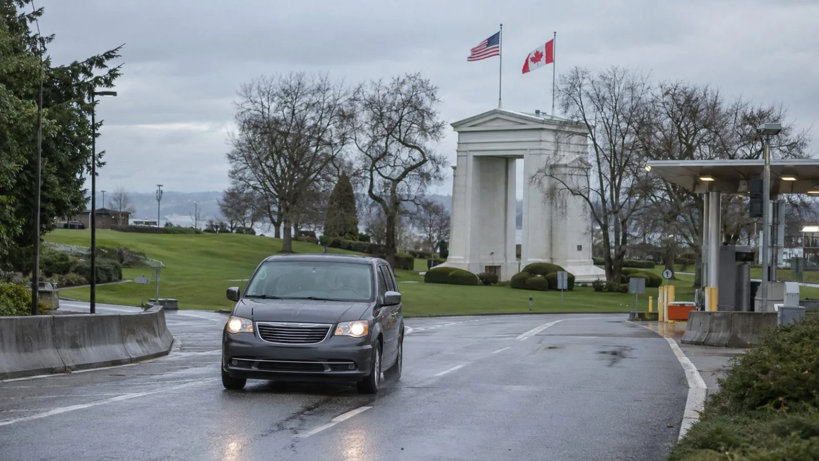 An unmarked passenger van approaches the Peace Arch crossing in Blaine, Washington, beneath an overcast sky. (AI-generated image / EconoTimes)