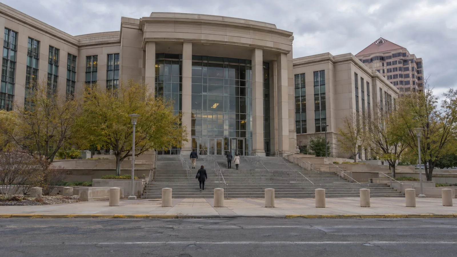 Visitors climb the steps of a courthouse in Albuquerque, New Mexico. (AI-generated image / EconoTimes)