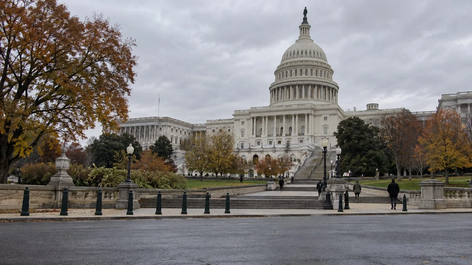 Pedestrians cross the grounds outside the U.S. Capitol in Washington, D.C. (AI-generated image / EconoTimes)
