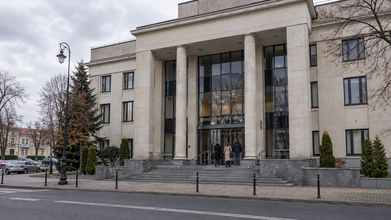 People enter a courthouse in Biala Podlaska, eastern Poland, on an overcast morning. (AI-generated image / EconoTimes)