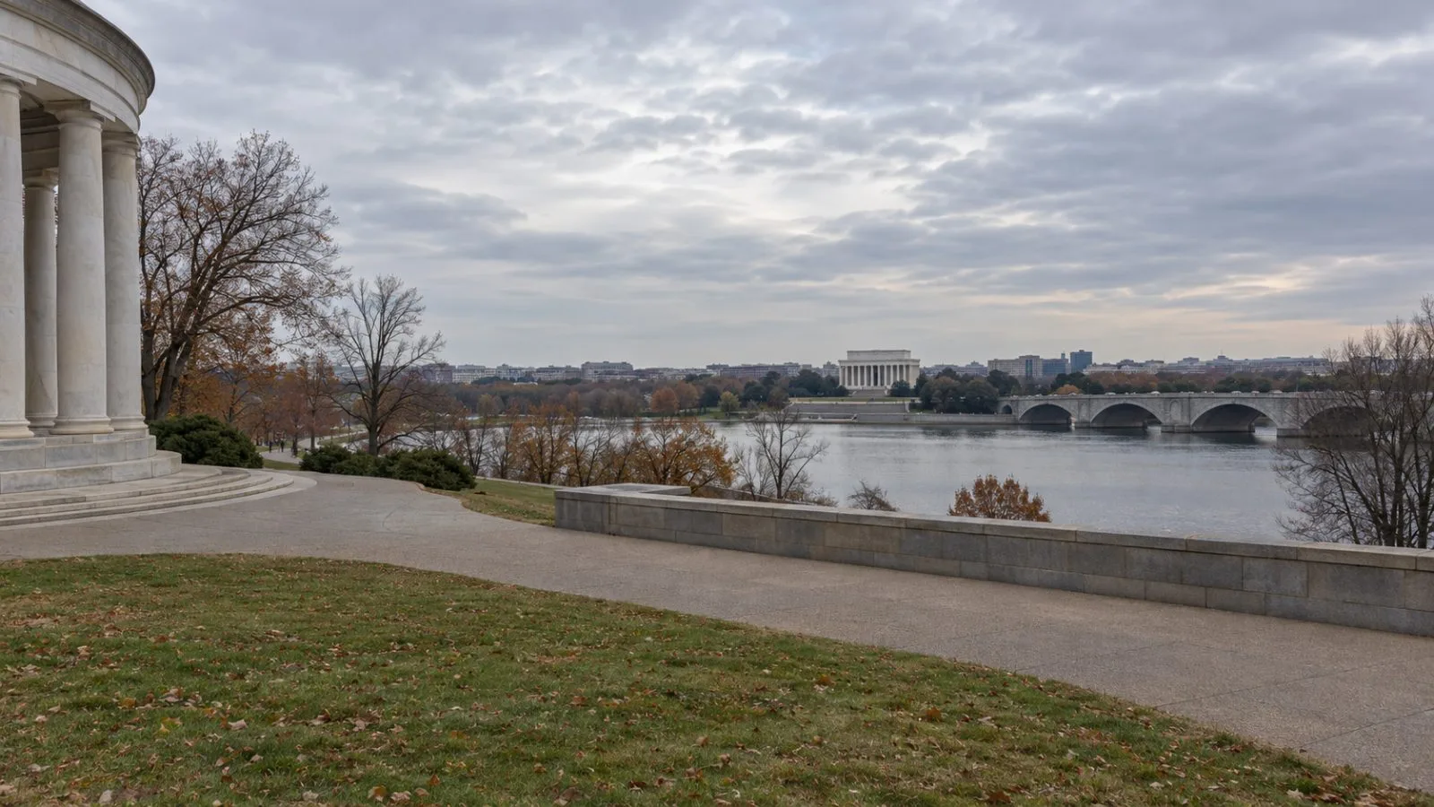 Vehicles pass Memorial Circle on Columbia Island in Washington, D.C. / EconoTimes.ai