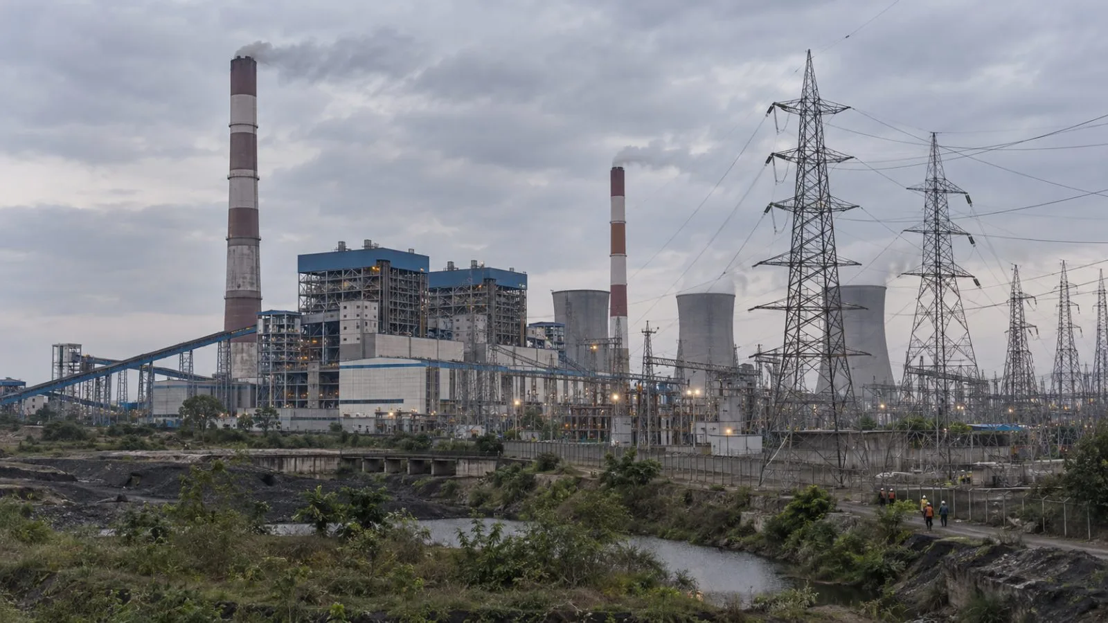 A coal-fired power station stands beside transmission lines in Korba, Chhattisgarh / EconoTimes.ai