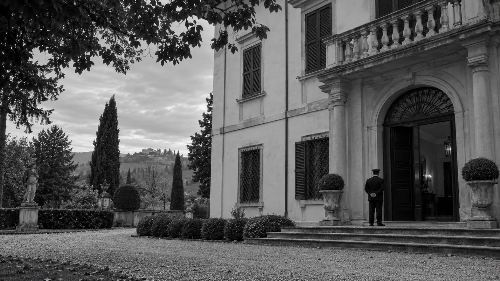 A guard stands watch at the entrance of the Fondazione Magnani-Rocca museum in Traversetolo, Italy. (AI-generated image / EconoTimes)