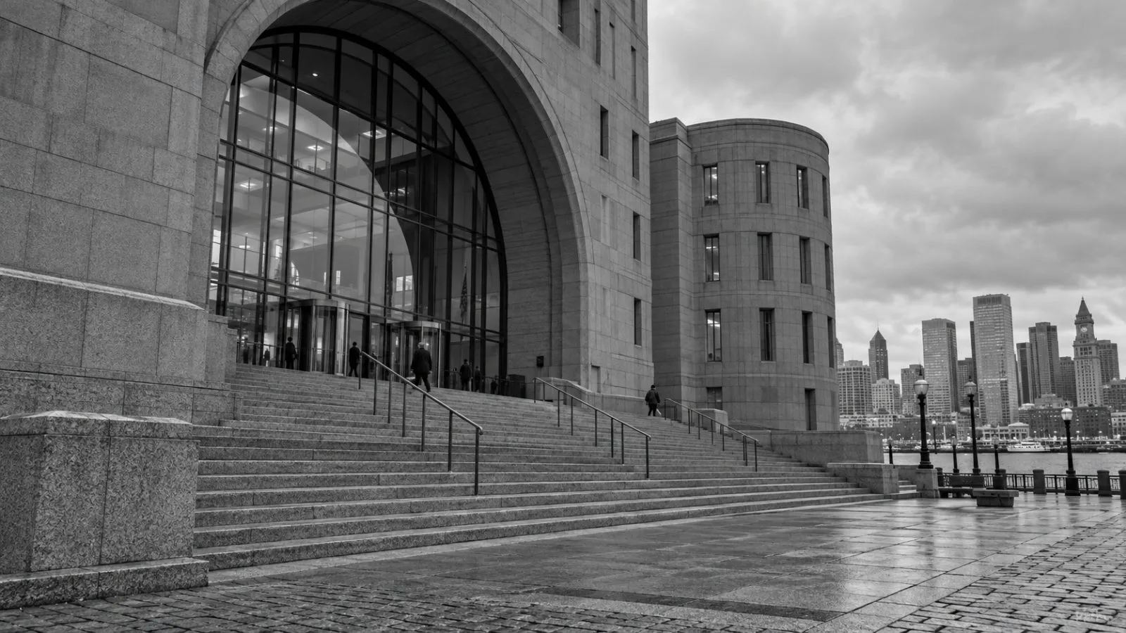 People pass the E. Barrett Prettyman courthouse in Washington, D.C. / EconoTimes.ai (mono)