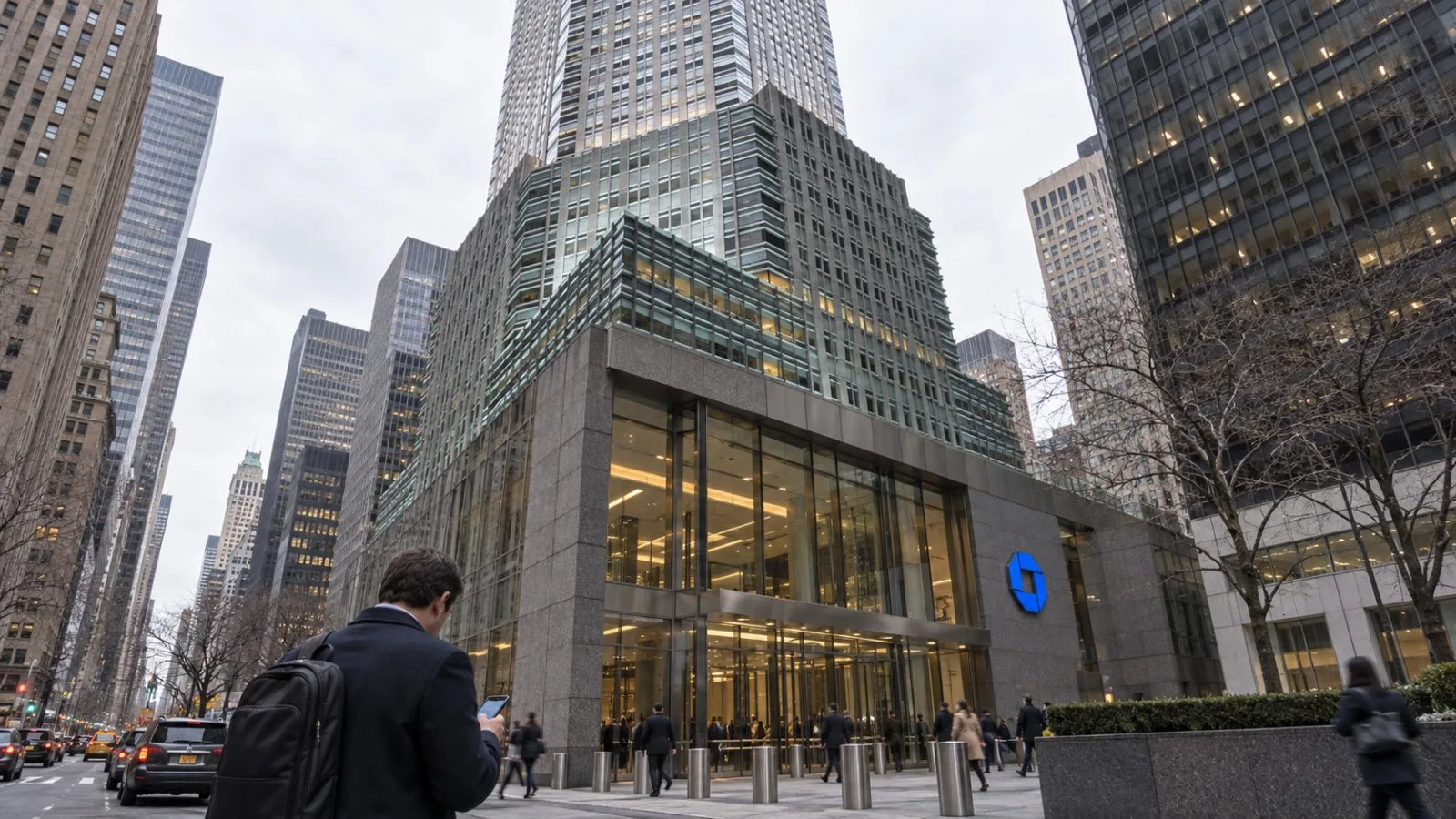 Commuters cross the plaza outside JPMorganChase's 270 Park Avenue headquarters in New York. / EconoTimes.ai