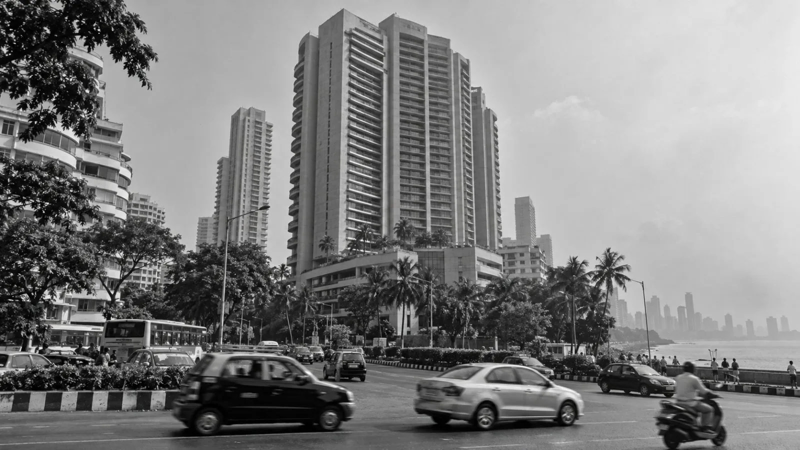 Maker Tower-F rises above traffic in Mumbai’s Cuffe Parade business district. (AI-generated image / EconoTimes)