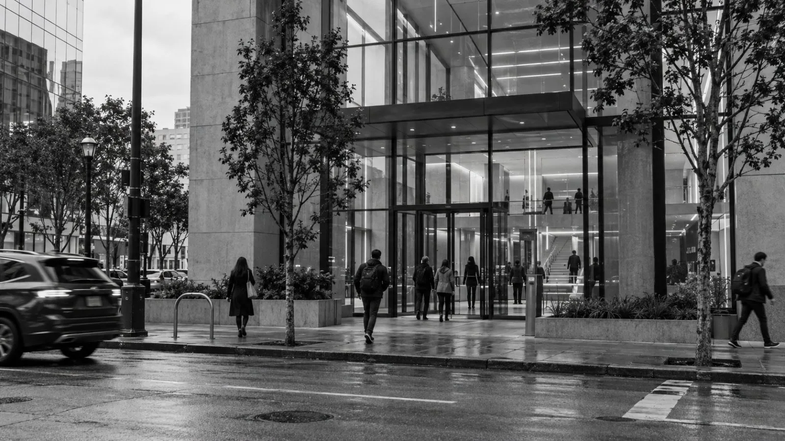 Office workers pass a technology building in San Francisco’s SoMa district on an overcast afternoon. (AI-generated image / EconoTimes)