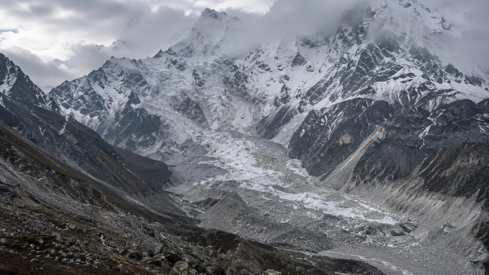 A fresh avalanche scar cuts a high mountainside north of Langtang Lirung in Nepal. (AI-generated image / EconoTimes)