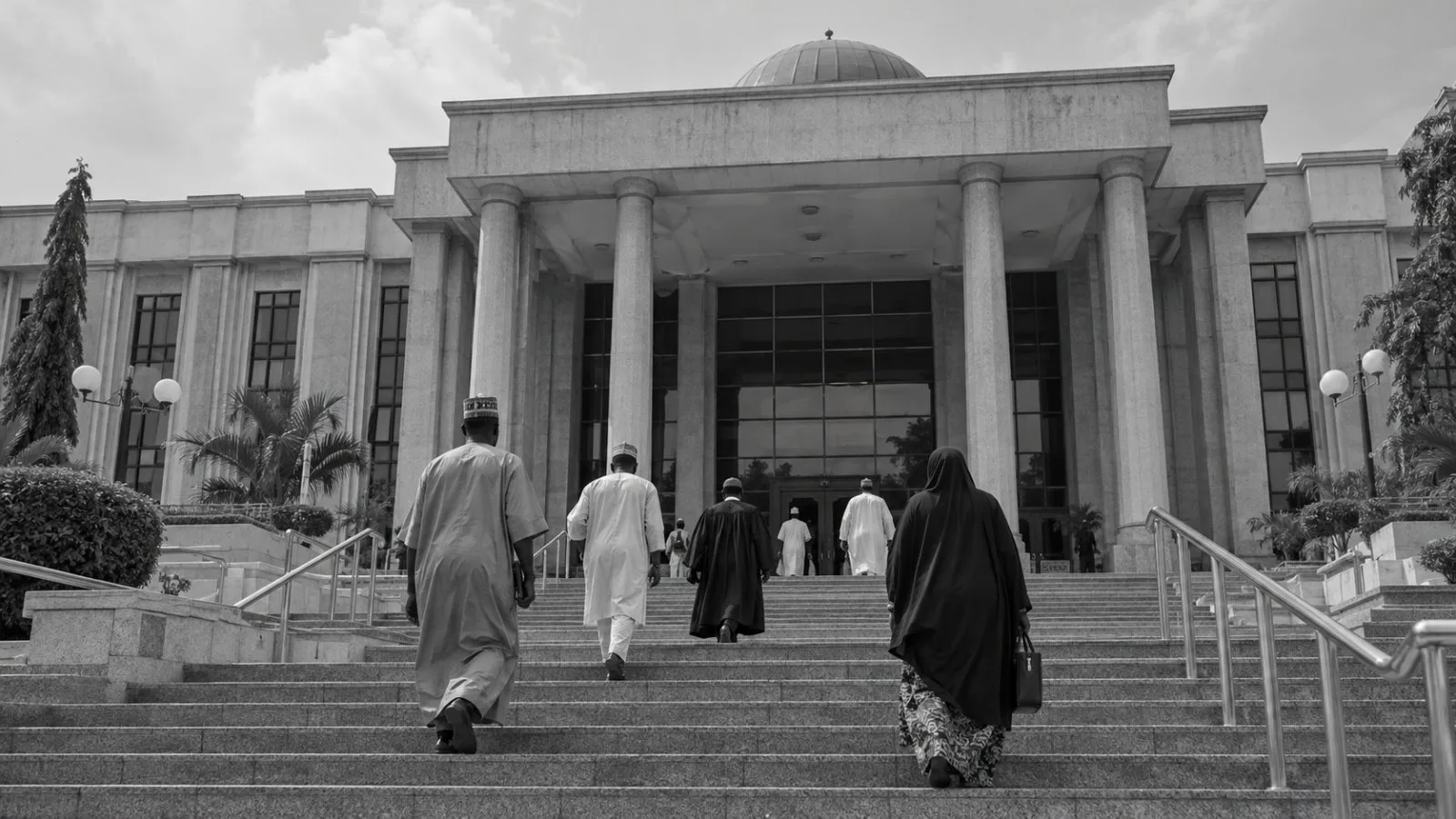 Litigants approach the Federal High Court in Bauchi, Nigeria, beneath hazy morning skies. (AI-generated image / EconoTimes)