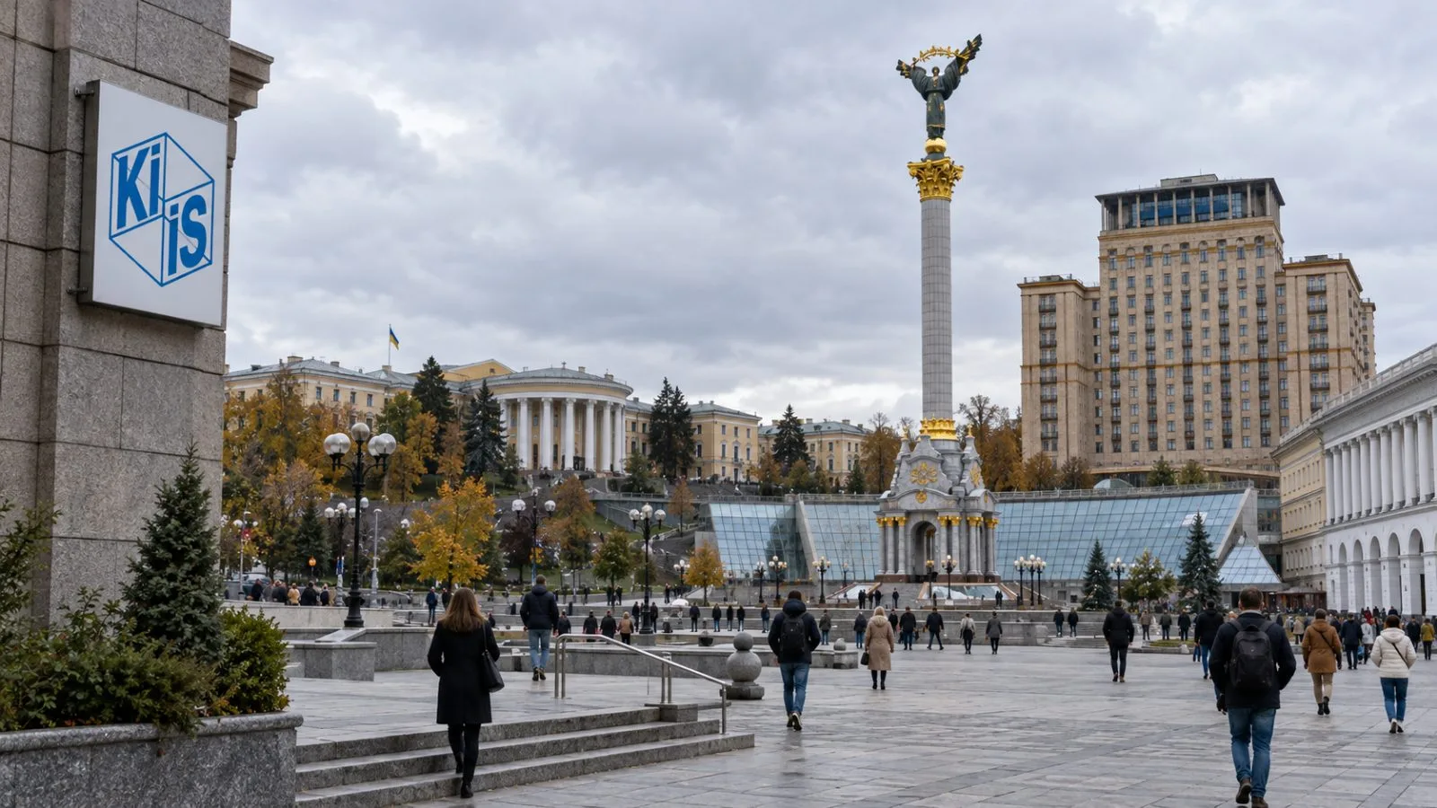 Pedestrians cross Maidan Nezalezhnosti in Kyiv on an overcast afternoon. / EconoTimes.ai