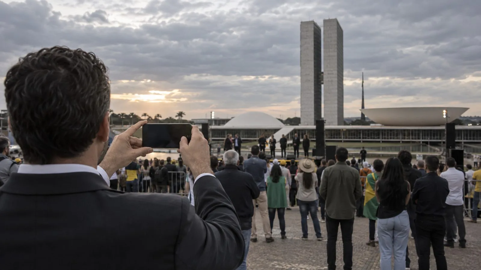 Supporters raise smartphones at a campaign rally in Brasília, Brazil. (AI-generated image / EconoTimes)