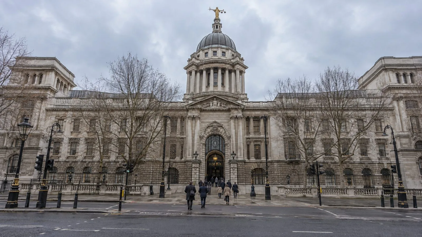 Visitors approach the Old Bailey courthouse in London on an overcast morning. (AI-generated image / EconoTimes)