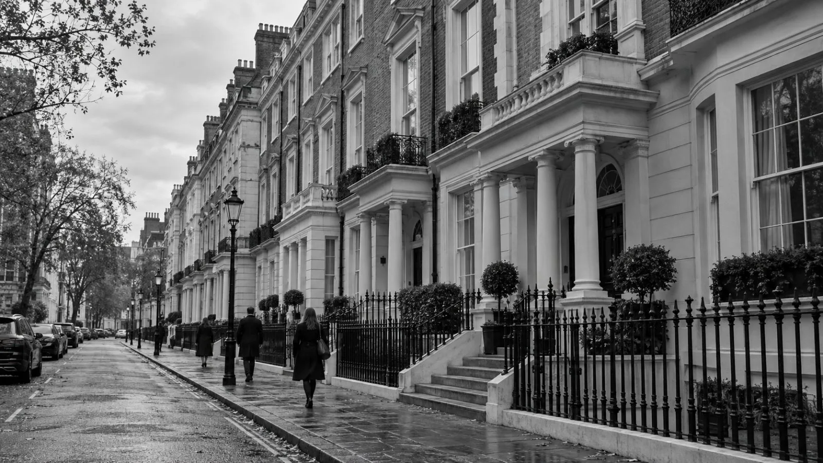 Large townhouses line a residential street in central London, England, on an overcast afternoon. (AI-generated image / EconoTimes)