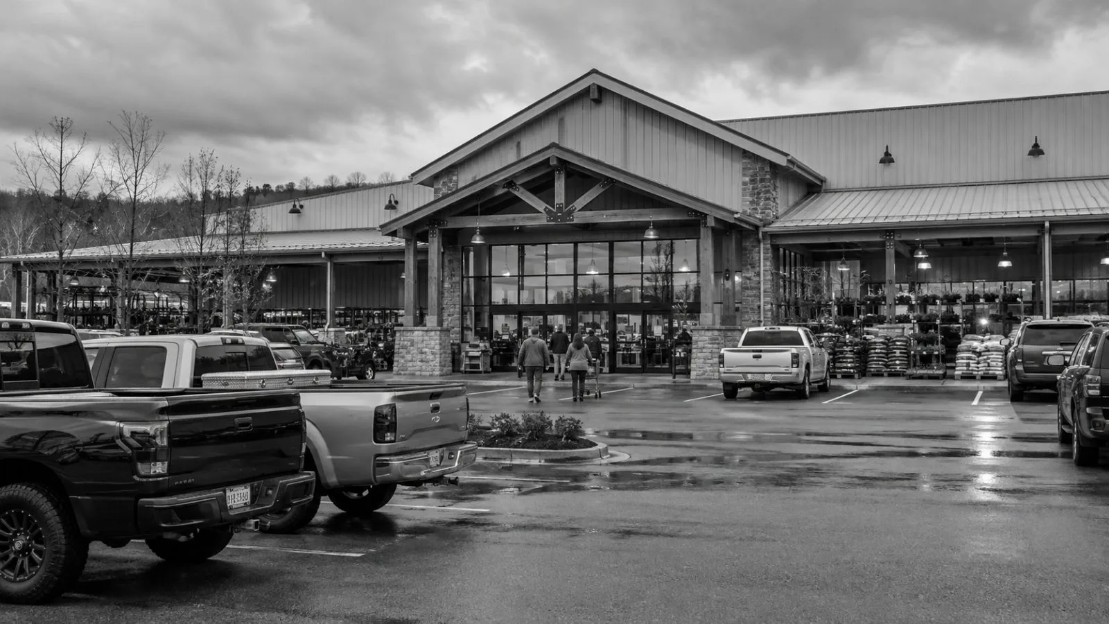 Customers enter a farm supply store in Brentwood, Tennessee, on an overcast morning. / EconoTimes.ai