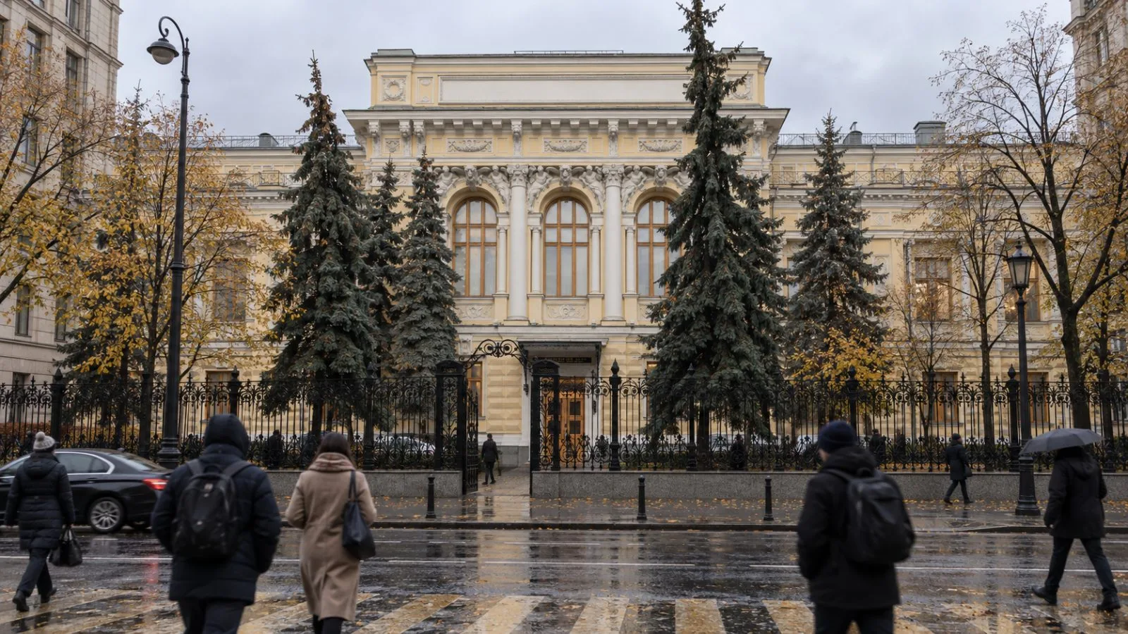 Pedestrians pass the Bank of Russia headquarters on Neglinnaya Street in Moscow. / EconoTimes.ai