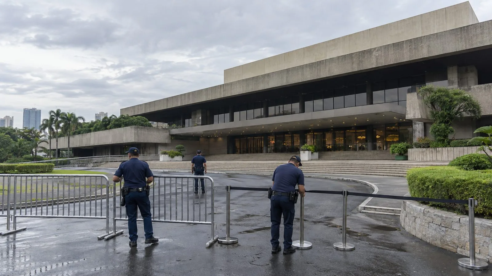 Security personnel prepare the entrance at the Philippine International Convention Center in Pasay City. (AI-generated image / EconoTimes)