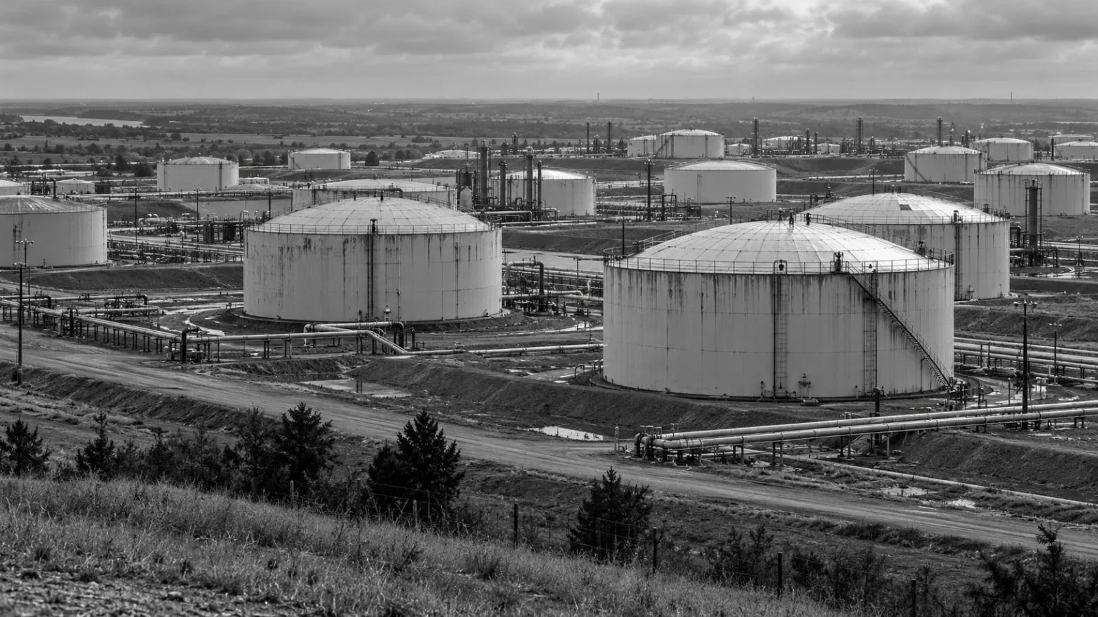 Crude oil storage tanks stand at a pipeline hub in Cushing, Oklahoma. (AI-generated image / EconoTimes)