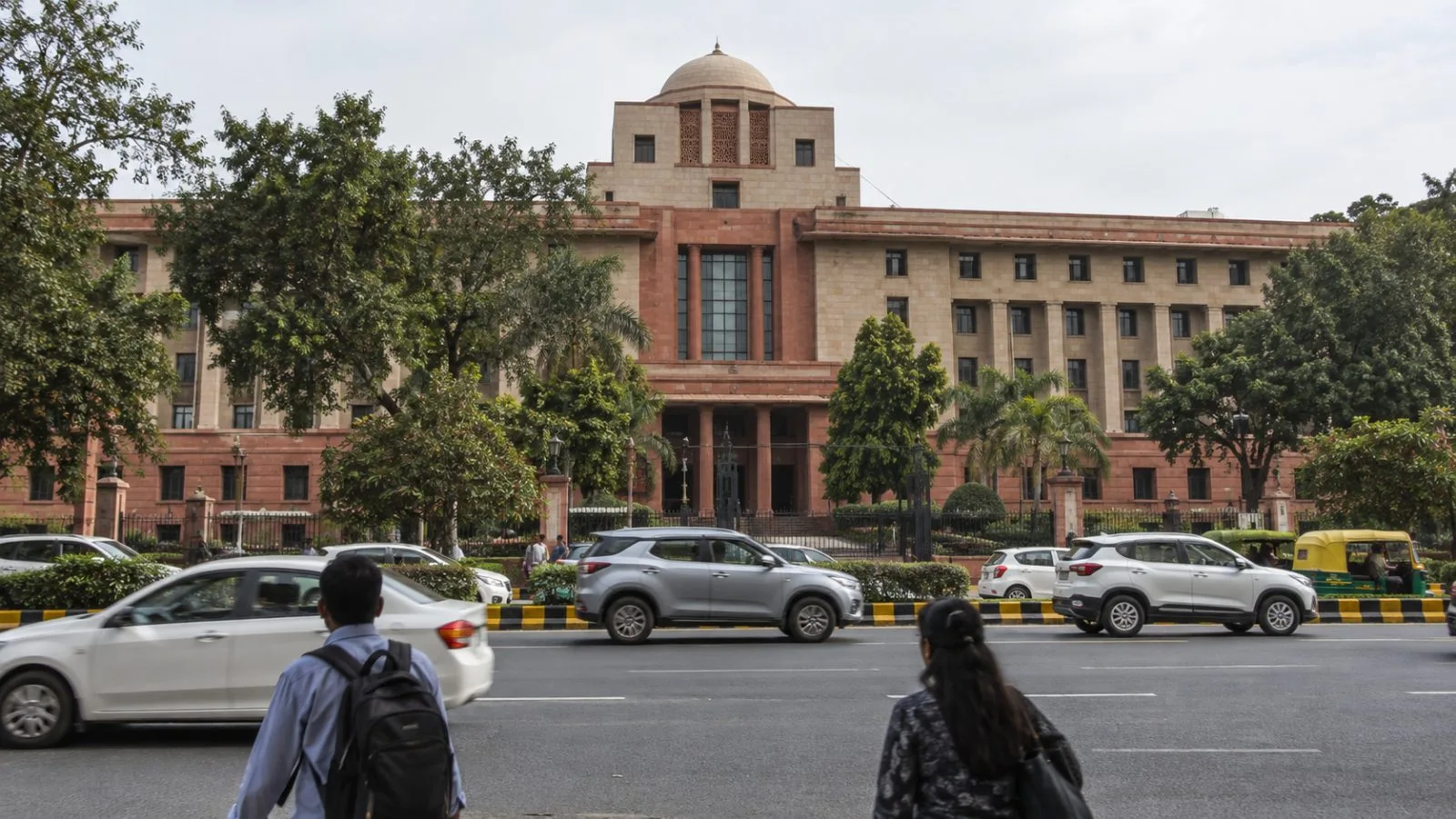 The Transport Bhawan facade stands above Parliament Street traffic in New Delhi. (AI-generated image / EconoTimes)
