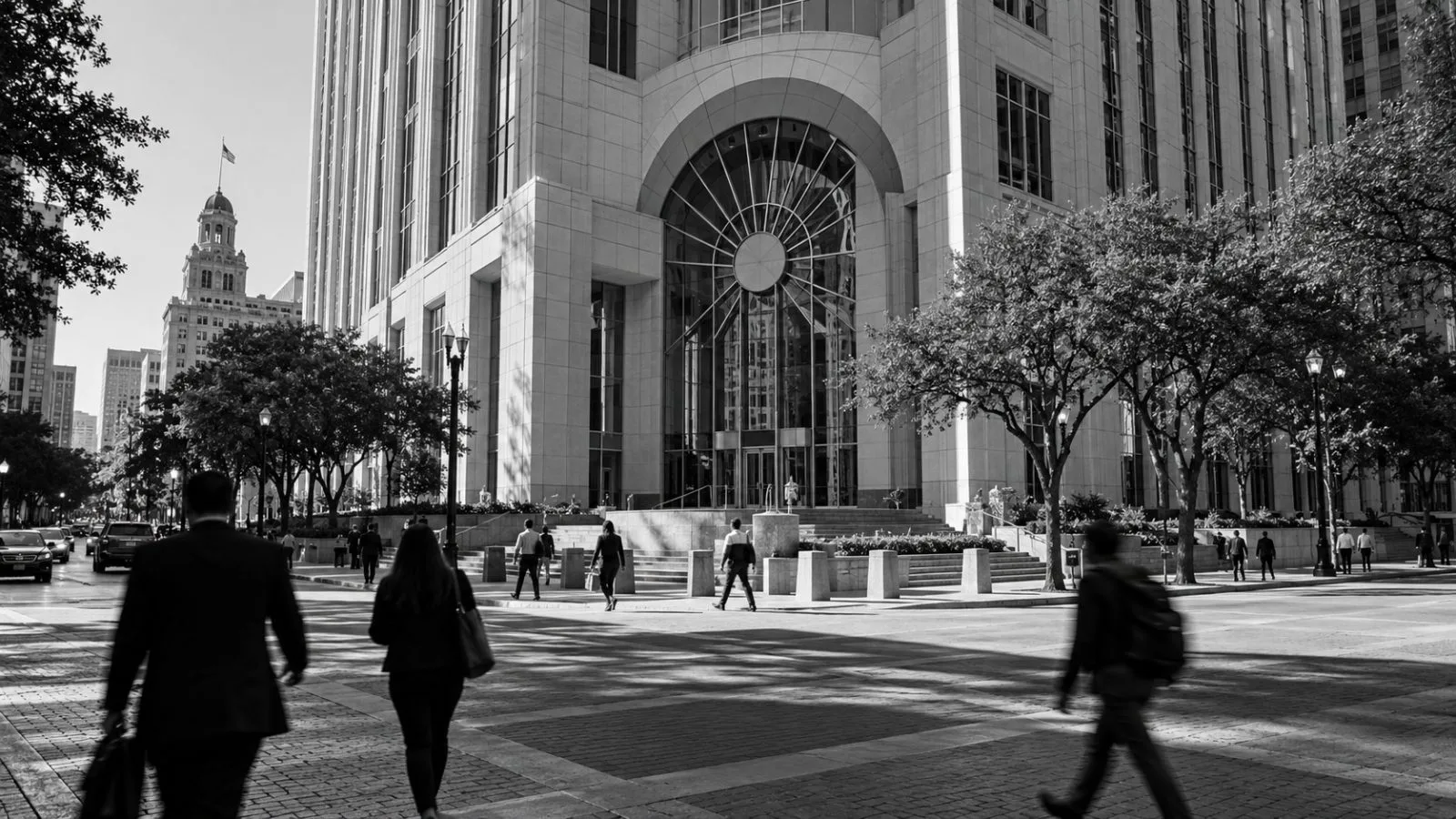 Pedestrians pass Cullen/Frost Bankers’ downtown headquarters on Houston Street in San Antonio, Texas. (AI-generated image / EconoTimes)