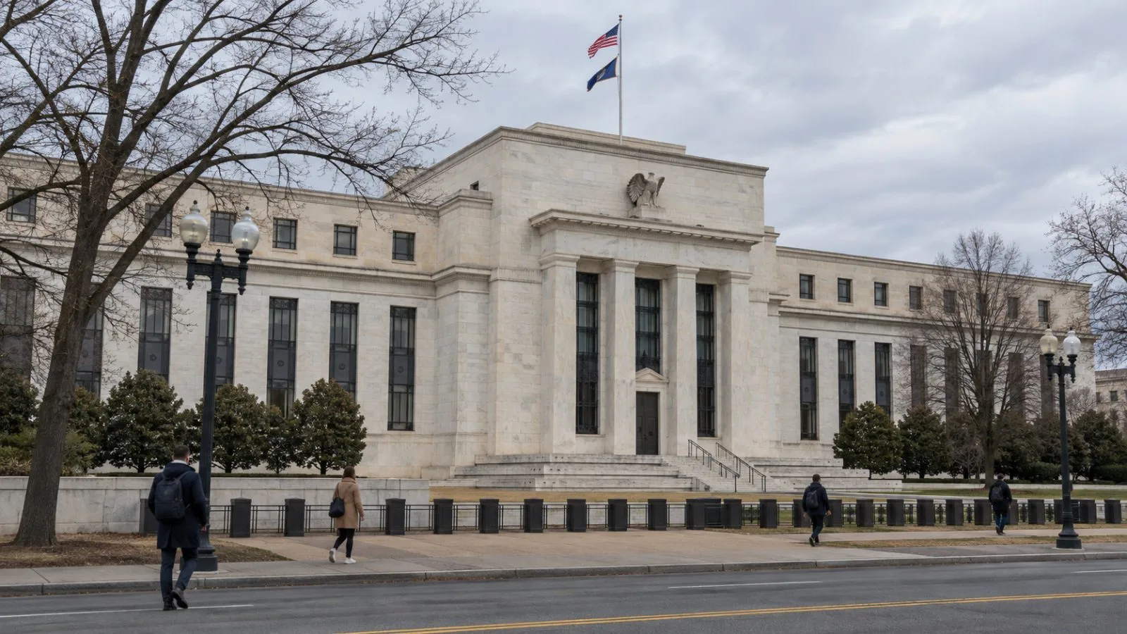 Pedestrians pass the Federal Reserve Board building in Washington, D.C., under an overcast sky. (AI-generated image / EconoTimes)