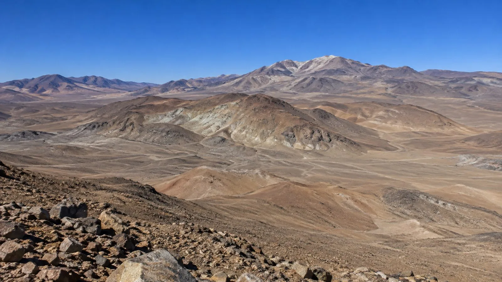 Dry ridges mark the undeveloped Santo Domingo project area near Diego de Almagro, Chile. / EconoTimes.ai