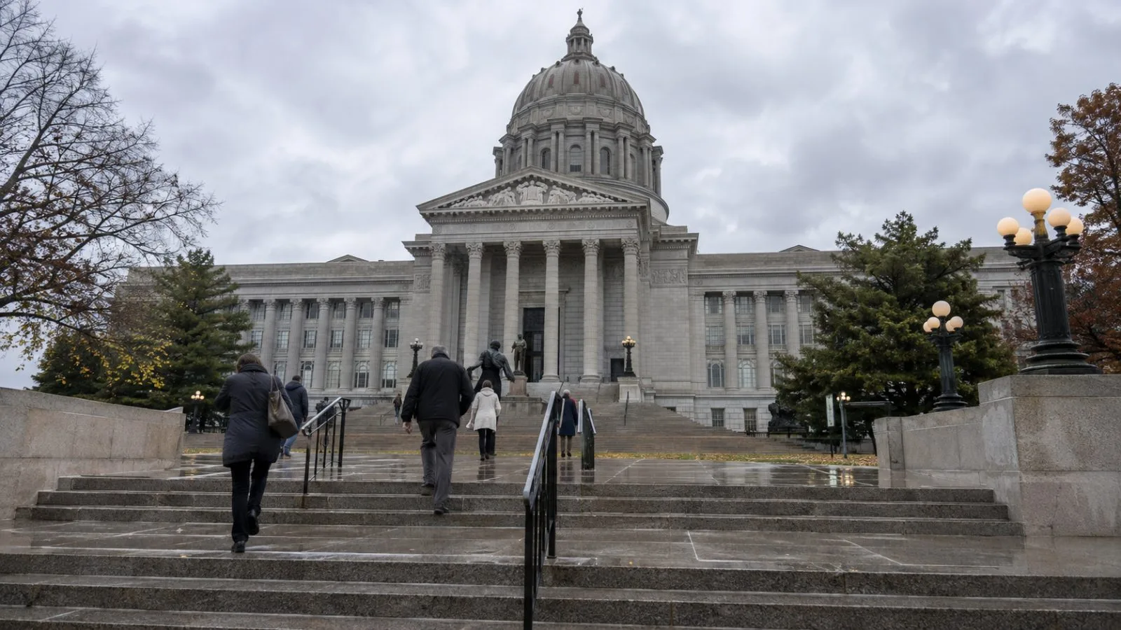 Visitors cross the grounds of the Missouri State Capitol in Jefferson City beneath a gray morning sky. (AI-generated image / EconoTimes)