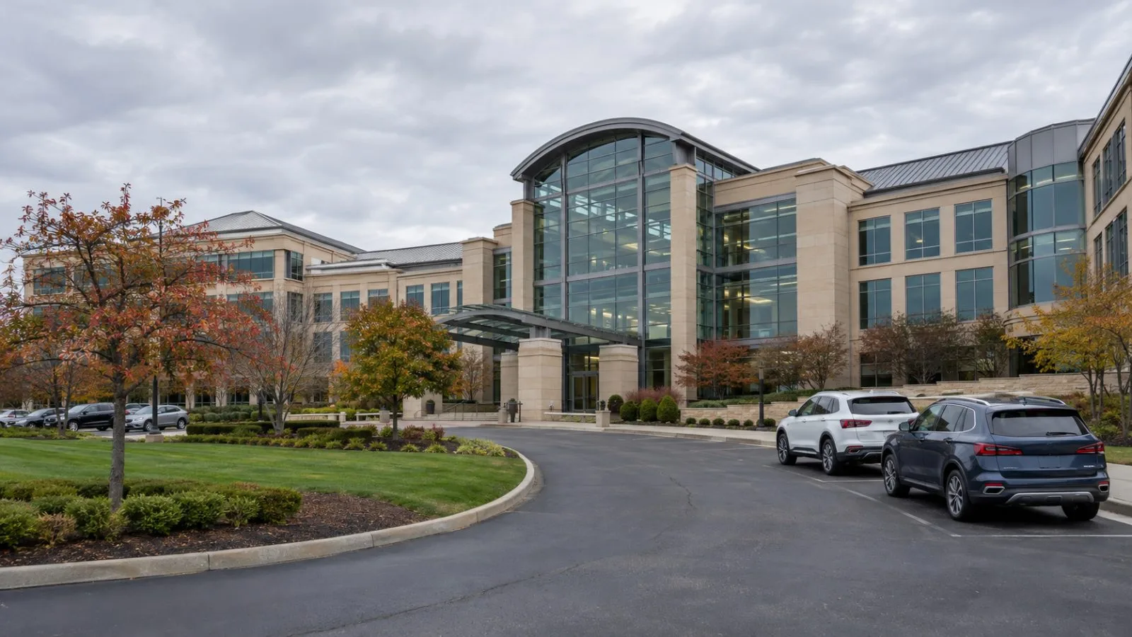 Cincinnati Financial’s headquarters stands beside a landscaped drive in Fairfield, Ohio. (AI-generated image / EconoTimes)