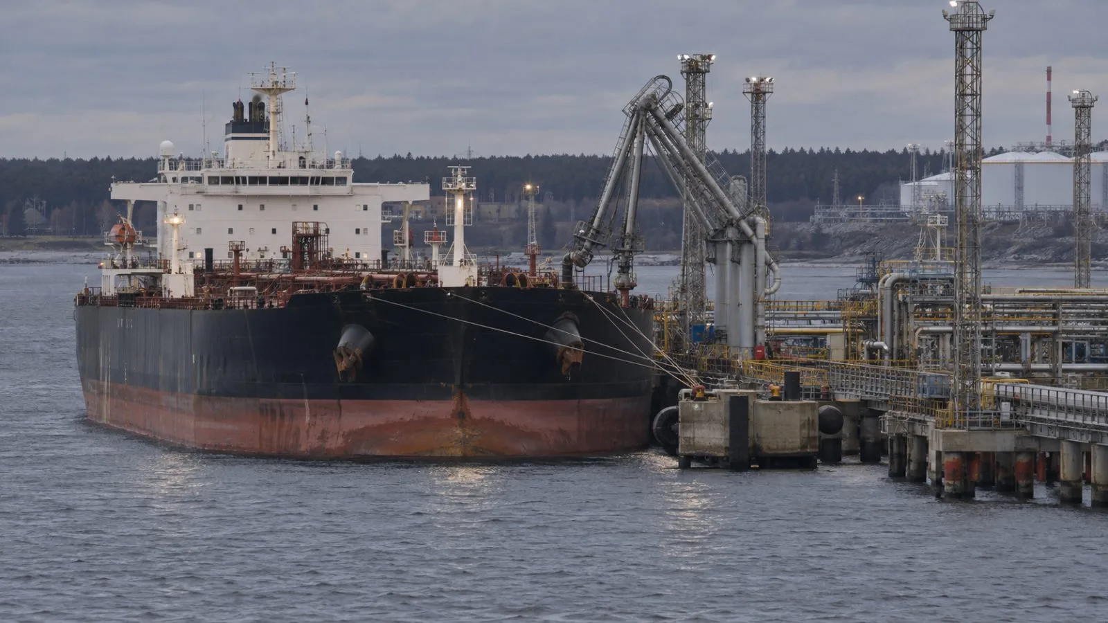A product tanker loads diesel at the oil terminal in Primorsk, Russia. (AI-generated image / EconoTimes)
