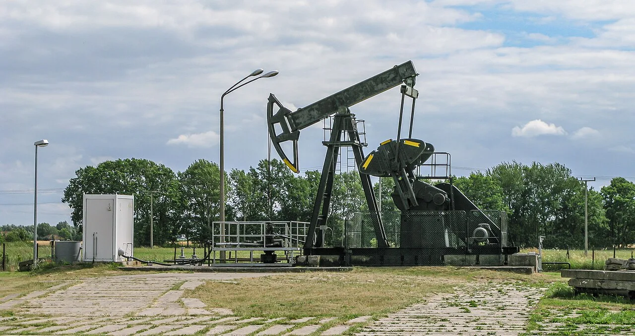 Oil Prices Fall as US Weighs Sanctions Relief and IEA Boosts Supply. Source: Dietmar Rabich / Wikimedia Commons